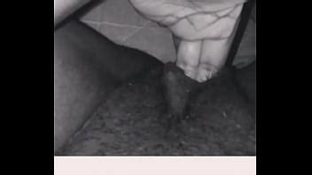 Metiendo dos dedos en el coño peludo XVIDEOS