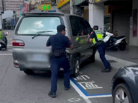 外籍男車輛拋錨路中 中市警烈日之下揮汗協助排除危機 蕃新聞