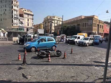 Napoli Scontro Tra Scooter E Furgone 29enne In Prognosi Riservata