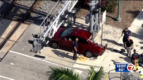 Driver Transported After Car Collides With Brightline Train In Oakland Park Wsvn 7news Miami