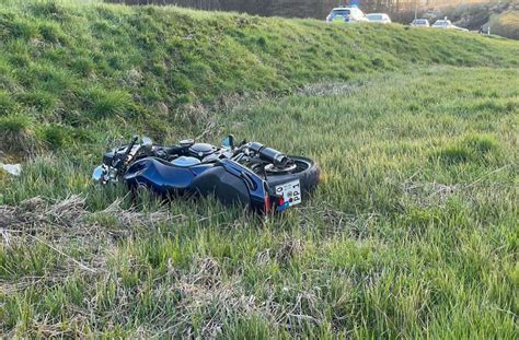 Motorradfahrer bei Überholmanöver schwer verletzt