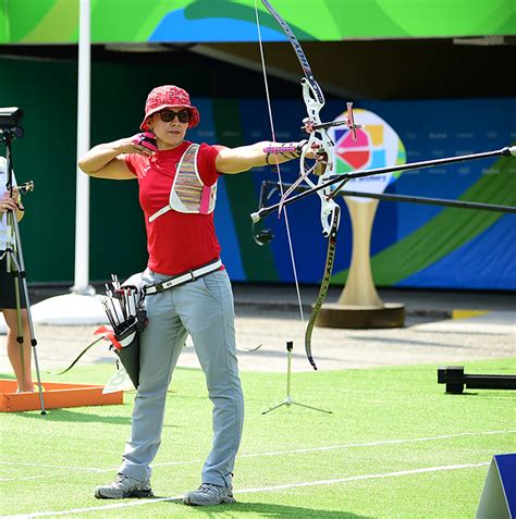 Arquera Aída Román prueba individual Oficial del Comité Olímpico Mexicano