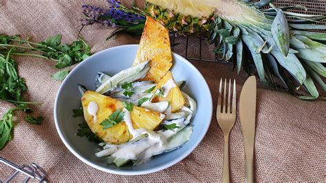 Ensalada de piña asada pepino y yogur una comida ligera y original