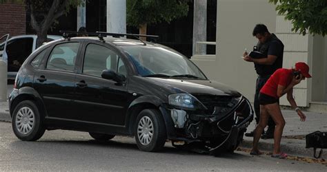 Chocaron 2 autos en una céntrica esquina de Trelew