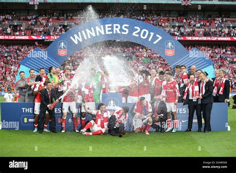 Arsenal celebrate winning the FA Cup during the Emirates FA Cup Final ...