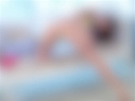 Sultry Sophia Smith Takes Her Time Teasing And Flirting In Sexy Summer Bikini As She Peels It