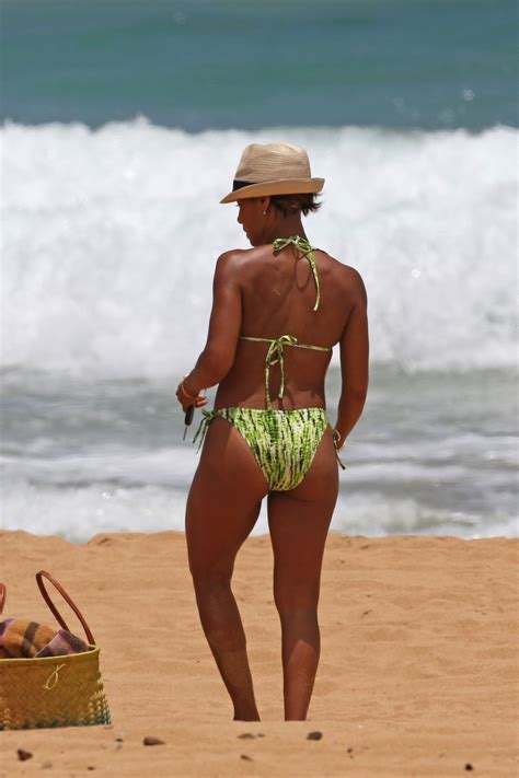 Jada Pinkett Smith In Bikini On The Beach In Hawaii Hawtcelebs