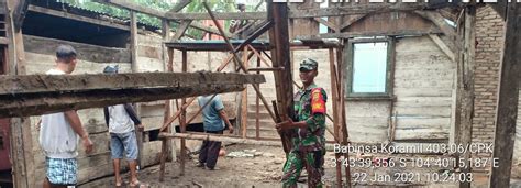 Babinsa 06 Cempaka Kodim OKU Bantu Renovasi Rumah Warga Binaannya