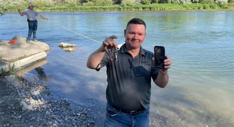 Iphone With Alarm Still Ringing Survives Three Days Underwater After