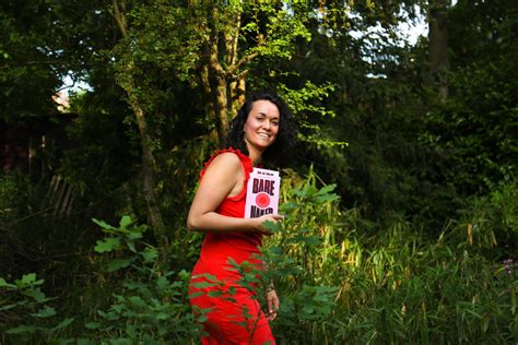 Fien Schrijft Met Bare Naked Boek Over Het Leven Als Single Vrouw