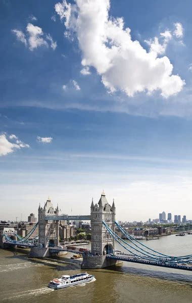 Tower Bridge and River Thames — Stock Photo © antb #21794927