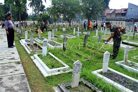 Polisi Dan Tni Bersihkan Makam Pahlawan Antara Foto