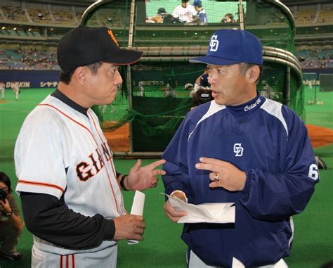 2009年7月試合前のオーダー交換時に話す中日落合監督と巨人原監督 スポニチ Sponichi Annex 野球