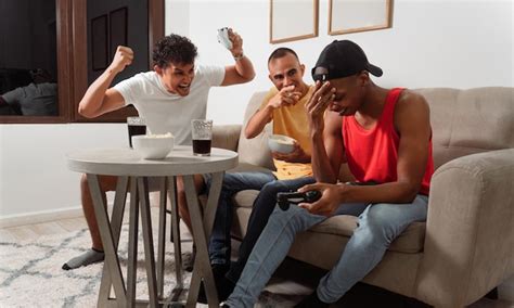 Amigos Latinoamericanos Jugando Videojuegos Foto Premium