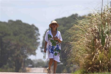 Juana Viale barrió su casa en bikini y su hija Ámbar de Benedictis grabó un divertido video TN