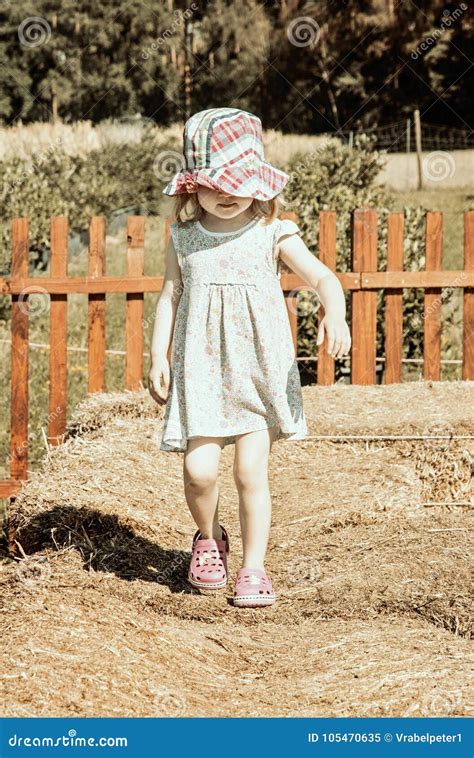 La Petite Fille Marche Sur La Meule De Foin Filtre De Vintage Image