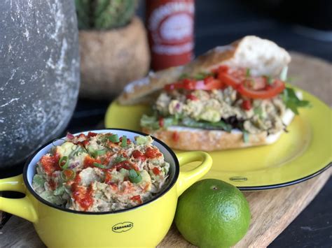 Gezonde Avocado Tonijnsalade Met Sriracha Familie Over De Kook