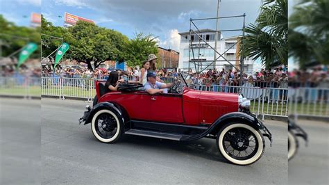 A esta hora se lleva a cabo el desfile de autos clásicos y antiguos