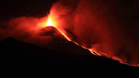 Una lingua di fuoco nella notte l eruzione dell Etna dà spettacolo