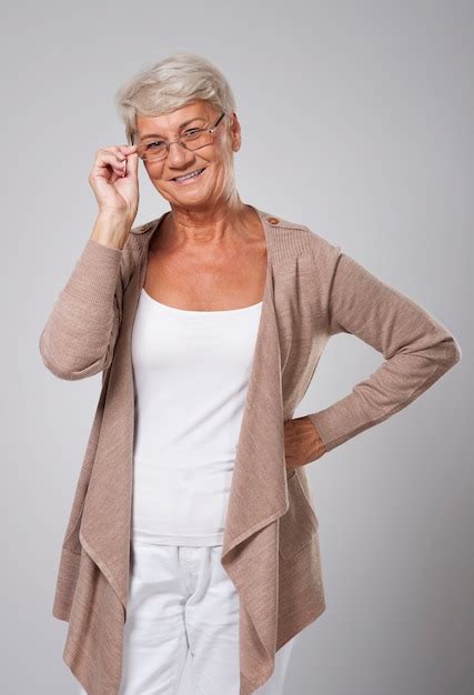 Retrato de uma bela e elegante mulher sênior Foto Grátis