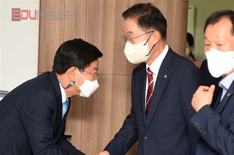 새로운 교육감 상견례에서 인사를 나누는 최교진 임종식 당선인 에듀포토