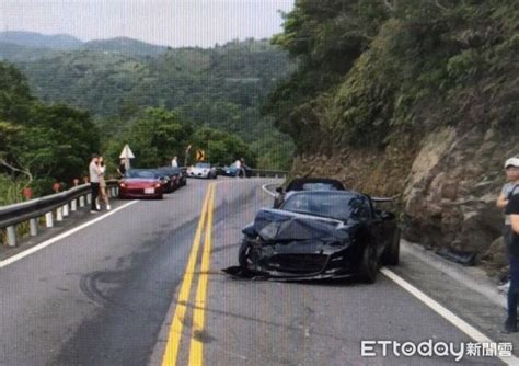 北宜公路車聚約跑黑敞篷「猛撞前車」下秒自撞山壁！ 車體變形車頭全撞爛 Ettoday社會新聞 Ettoday新聞雲