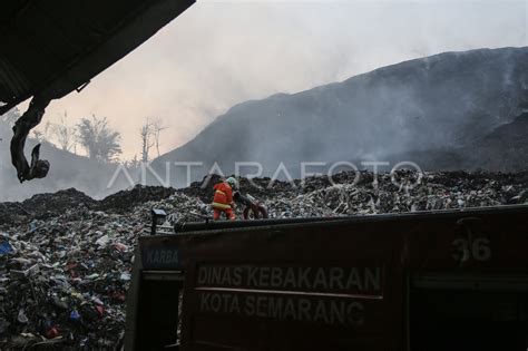 Upaya Pemadaman Kebakaran Tpa Jatibarang Semarang Antara Foto