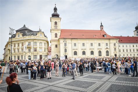 În fotografii Profesorii aflați în grevă au umplut Piața Mare din Sibiu