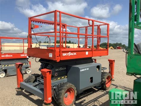 2015 Unverified Skyjack SJ6832 RT Dual Fuel 4x4 Scissor Lift In