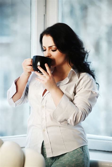 Portrait De Jeune Femme Buvant Une Tasse De Caf Image Stock Image Du