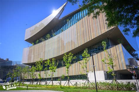 桃園新景點桃園市立圖書館新總館免門票全台最美圖書館生命樹玻璃塔~超過50個玩具繪本免費玩