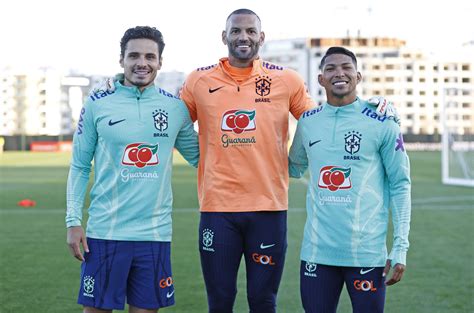 Palmeirenses Rony Weverton e Veiga se apresentam à Seleção para