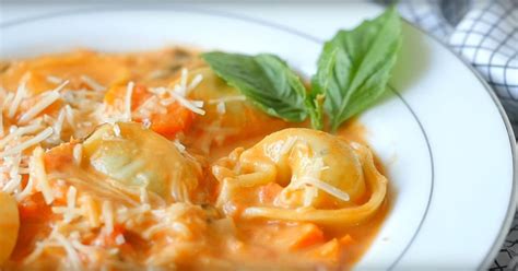 Soupe repas de tortellini au fromage dans une crème de tomates maison