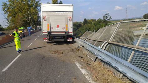 Incidente Sul Ponte Bormida Ad Alessandria Camion Sfonda Guarda Rail E