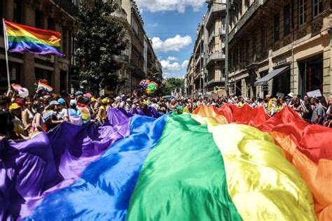 Pour La Marche Des Fiert S Des Milliers De Personnes D Filent Dans