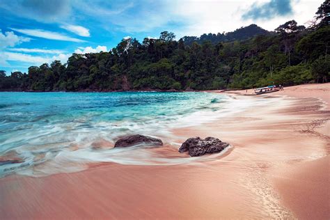 10 Pantai Di Jawa Timur Yang Bagus Dan Terkenal