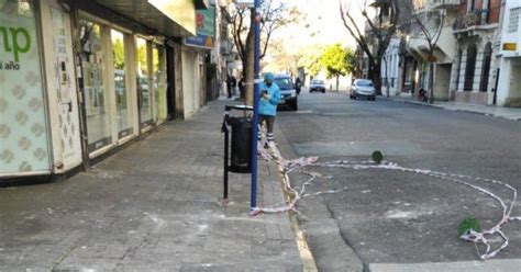 Cayó mampostería de un edificio en Mitre y Pellegrini dos mujeres