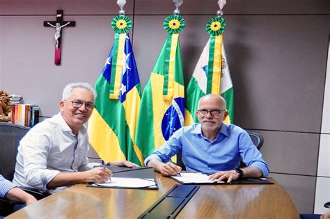 Prefeitos De S O Crist V O E De Aracaju Assinam Termo De Colabora O