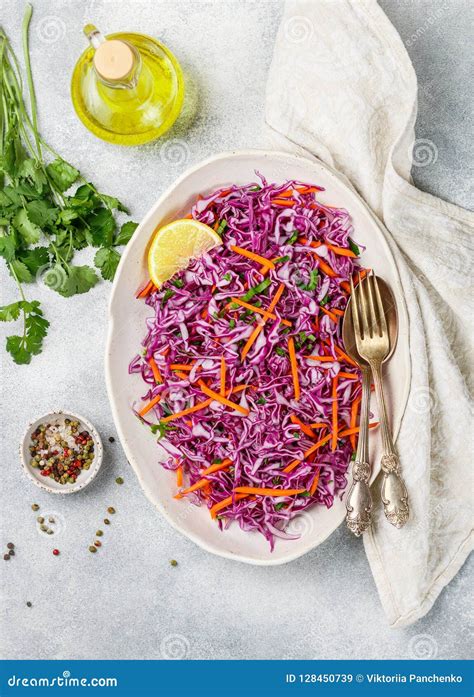 Salada De Couve Vermelha Cenouras Ervas E Azeite Imagem De Stock