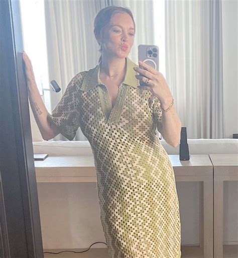 Pop Base On Twitter Lindsay Lohan Debuts Baby Bump Https T Co