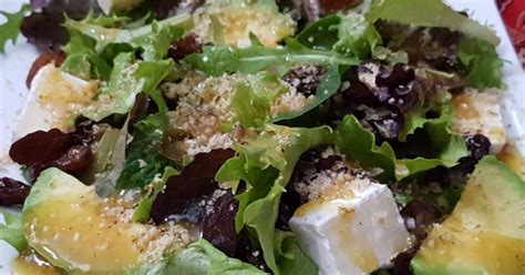 Ensalada De Brotes Queso Brie Nueces Y Salsa De Mostaza Y Miel Receta