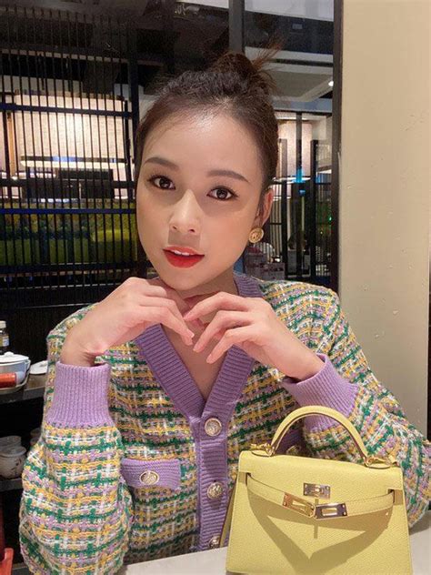 Sam mặc legging màu nude