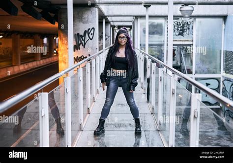 latina fille avec de longs cheveux brunes lunettes fourrure veste déchirée bleu jeans et grandes