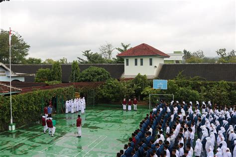 MAN 1 Kulon Progo Sukses Kibarkan Bendera Merah Putih Peringati HUT Ke