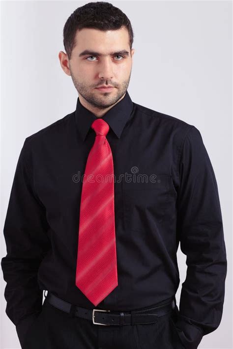 Hombre Guapo Con Traje Negro Y Corbata Roja Sonriendo A La Cámara Foto