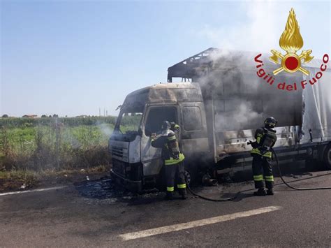 Camion In Fiamme Sulla Milano Meda Strada Chiusa Code E Disagi Il