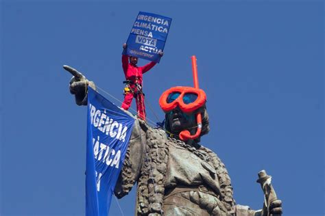 Activistas De Greenpeace Colocan Unas Gafas De Buzo A Estatua De Colón