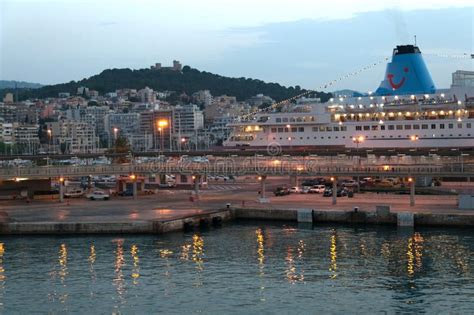 Fähre Von Barcelona Kommt in Palma Hafen Zu Dämmerung Redaktionelles