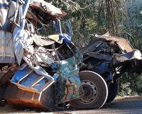 Acidente destroça duas carretas e motoristas saem ilesos REDE VITRINE