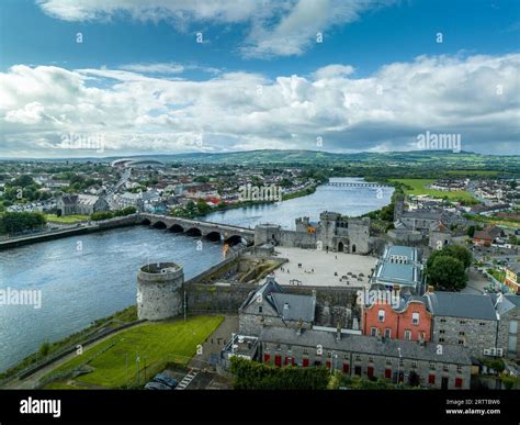 Vista A Rea De La Ciudad De Limerick Y El Castillo Del Rey Juan En La